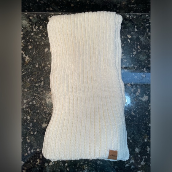 Women's Winter Essentials 4pc. Set - Picture 10 of 11